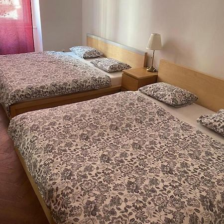 Large 3 Bedroom Family Apartment With Balcony Prague Exterior photo